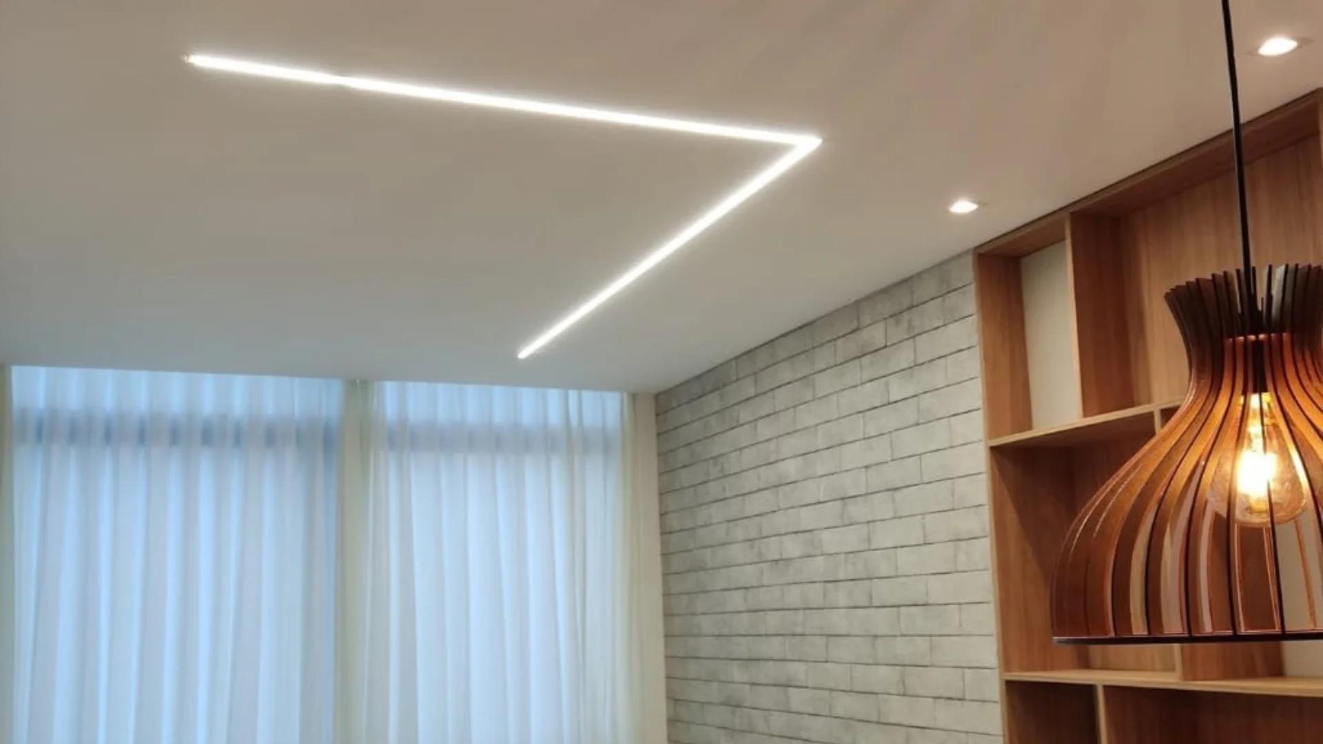 Eletricista em Palmas PR executando projeto de iluminação LED comercial