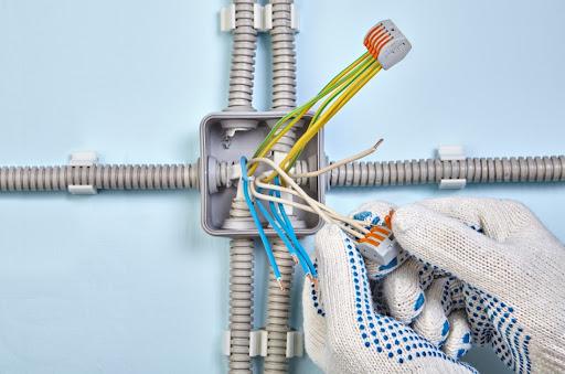 Eletricista em Palmas PR realizando infraestrutura elétrica em obra com eletrodutos e cabos