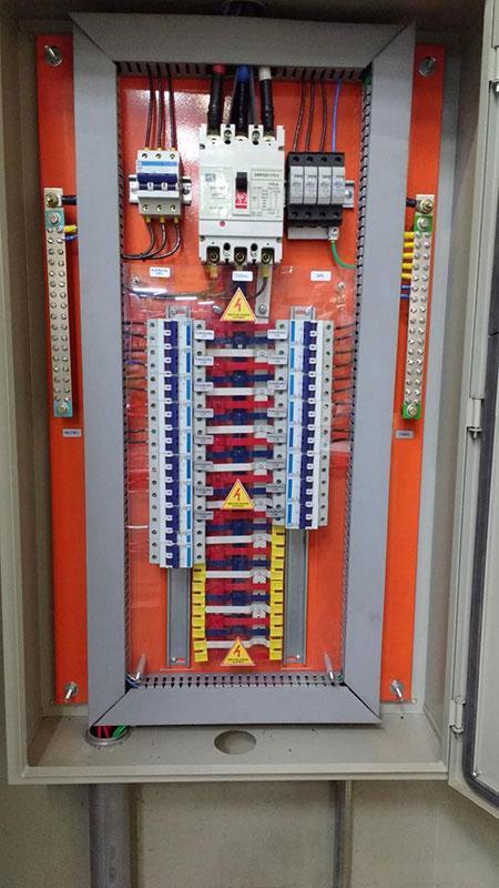 Eletricista em Palmas PR montando painel elétrico industrial com proteção adequada