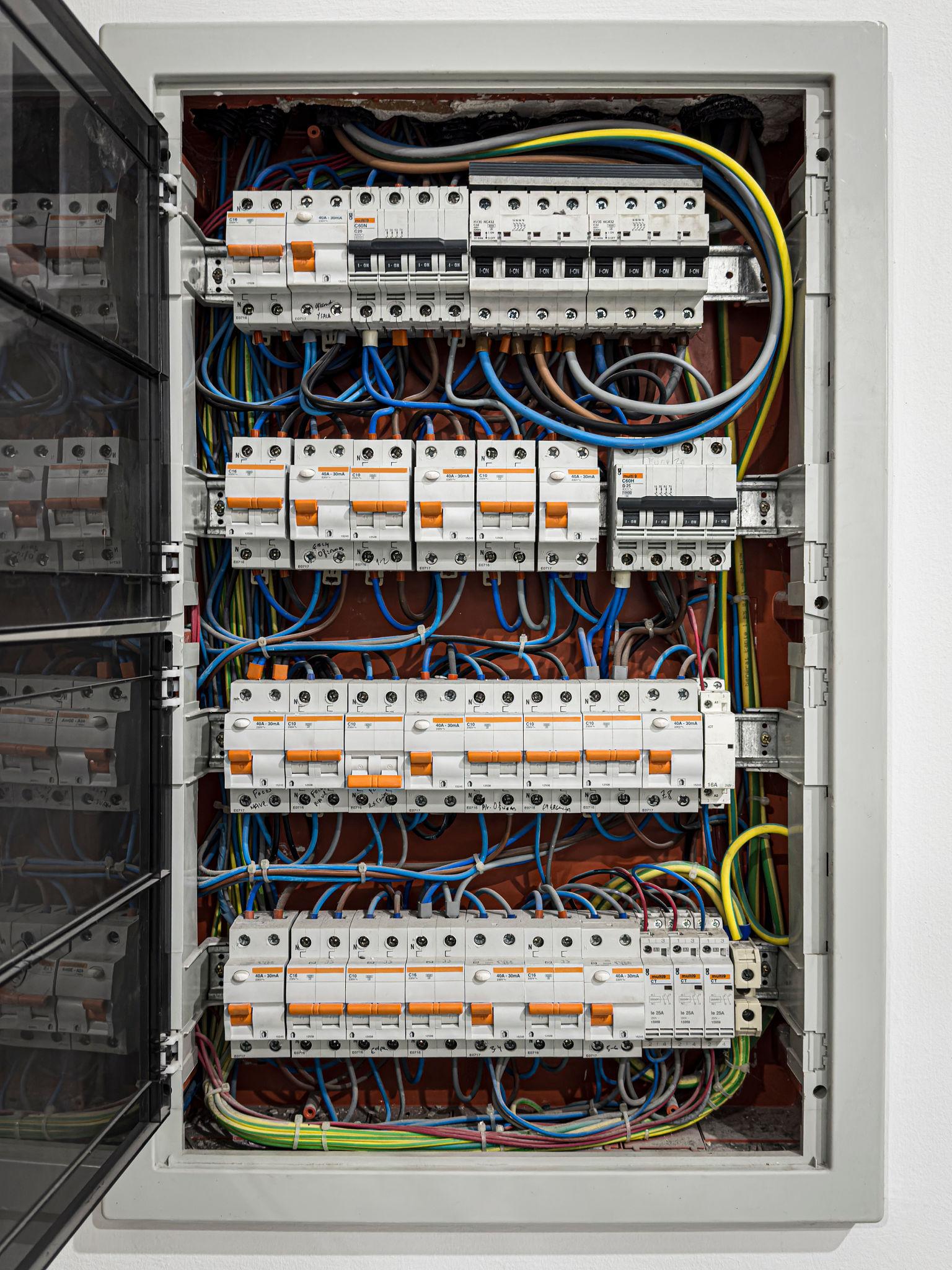 Eletricista em Palmas PR instalando quadro elétrico residencial com organização e segurança