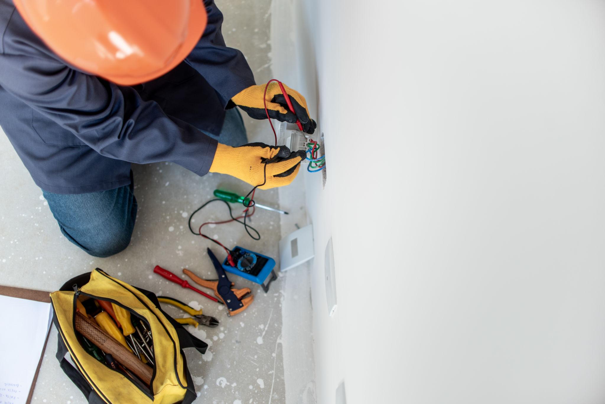 Eletricista em Palmas PR fazendo revisão elétrica residencial preventiva e corretiva